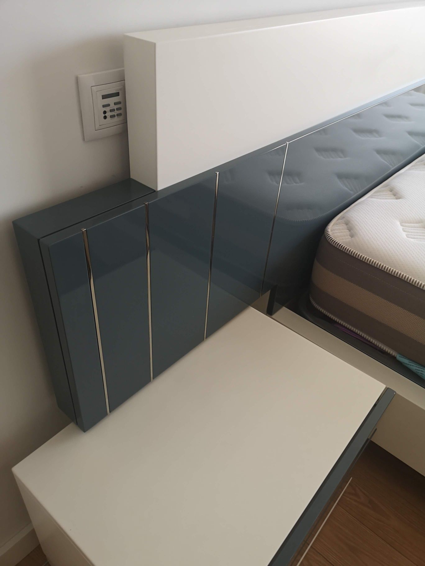 mobília de quarto em madeira branca e cinza com cama, duas mesas de c