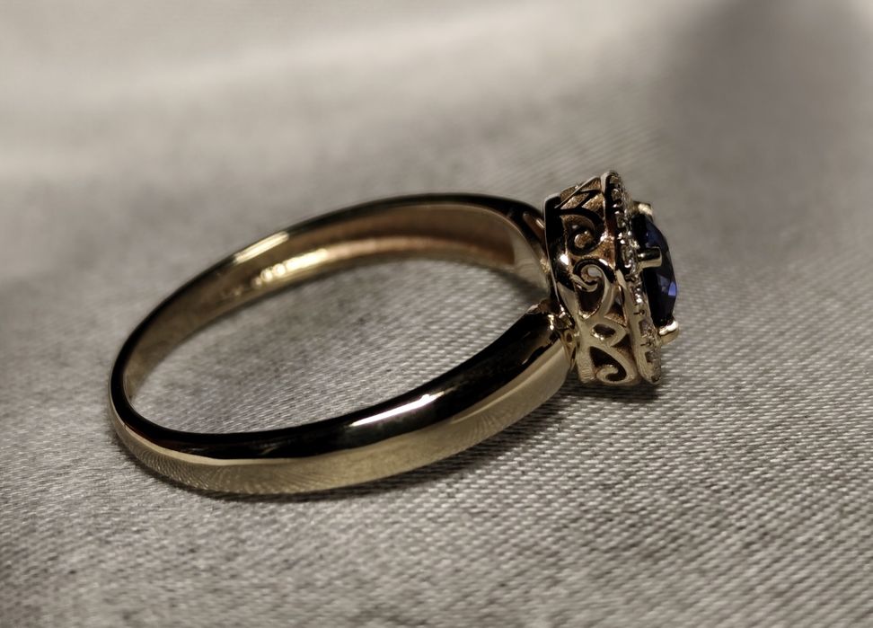 Золотое кольцо с натуральным кашмирским сапфиром и бриллиантами