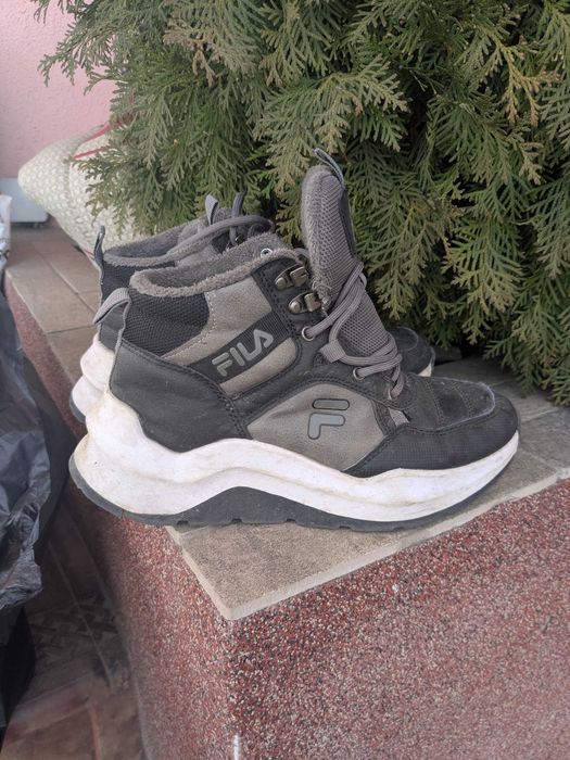 Взуття кросівки fila 38 унісекс