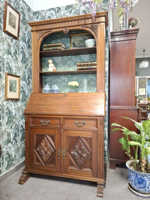 Secretária antiga em madeira maciça.