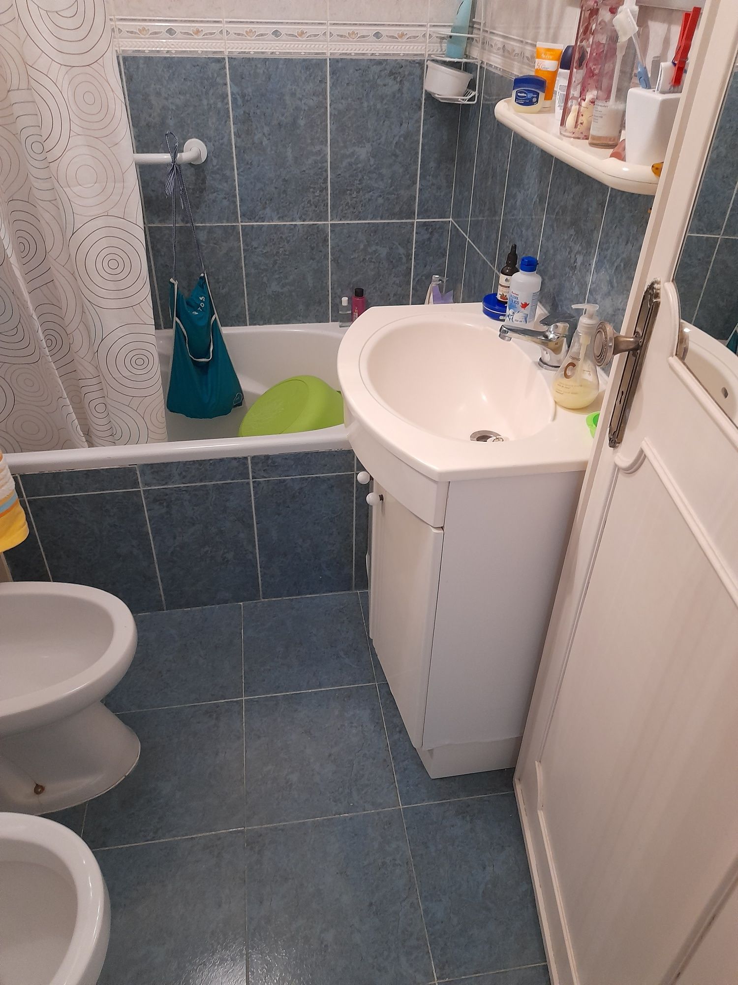 Quarto com 25m2, cama de casal. Arrendo a casal sem filhos ou 1 pessoa