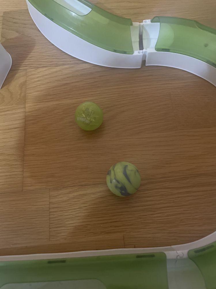 Brinquedo gato circuito bola