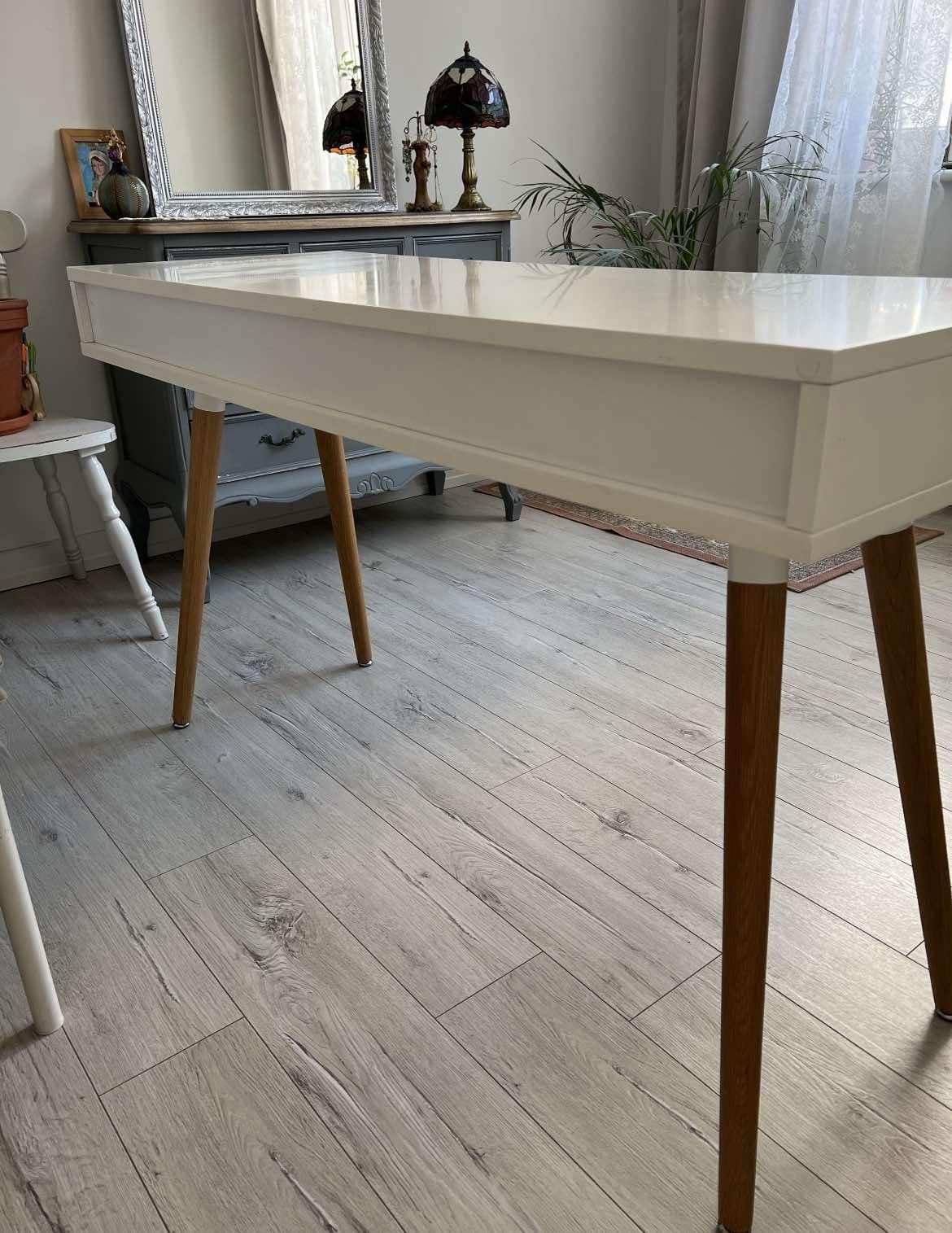 Biurko  białe Bergen drewniane nogi z szufladami. Skandynawski styl
