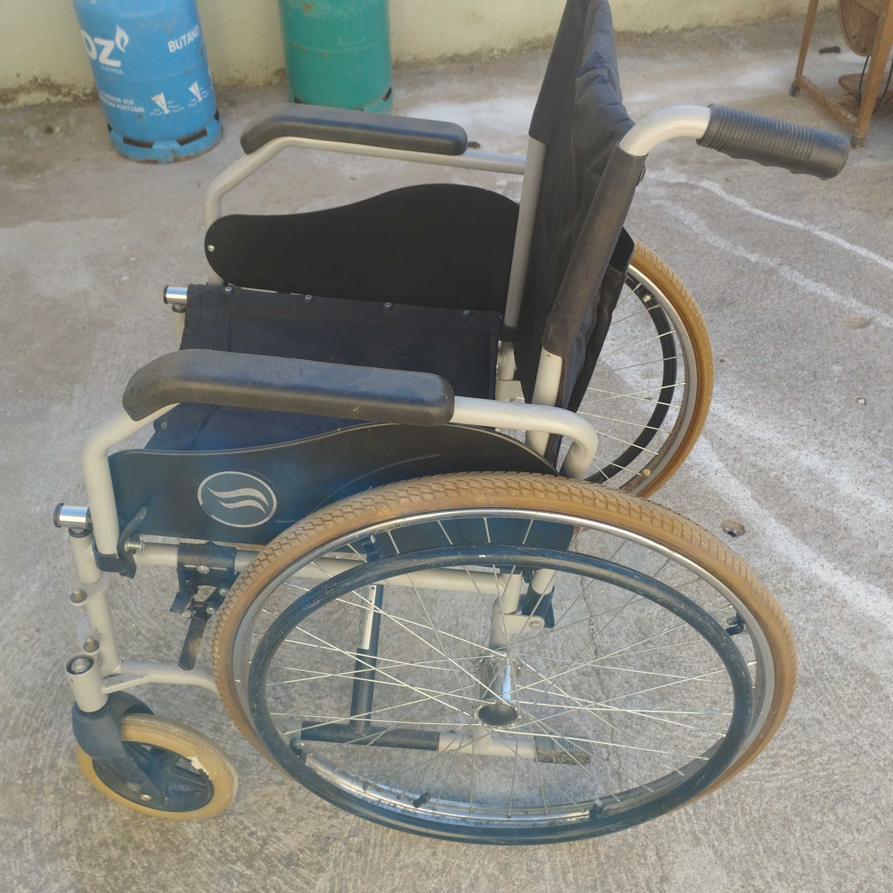 Cadeira de rodas em bom estado