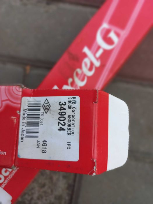 Задні амортизатори KYB авто RAF 4 2013-2018р.в. в відмінному стані