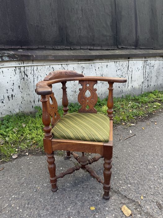Drewniane krzesło w stylu vintage – ozdobne, solidne