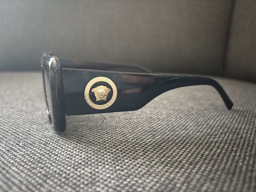 Okulary przeciwsloneczne czarno zlote unisex Versace