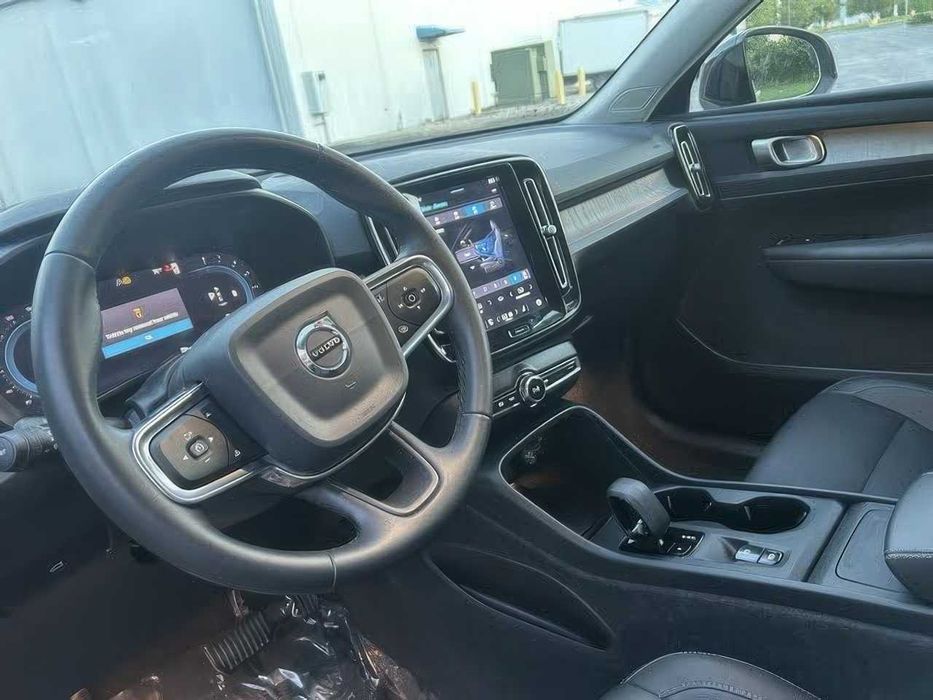 Volvo XC40      2024