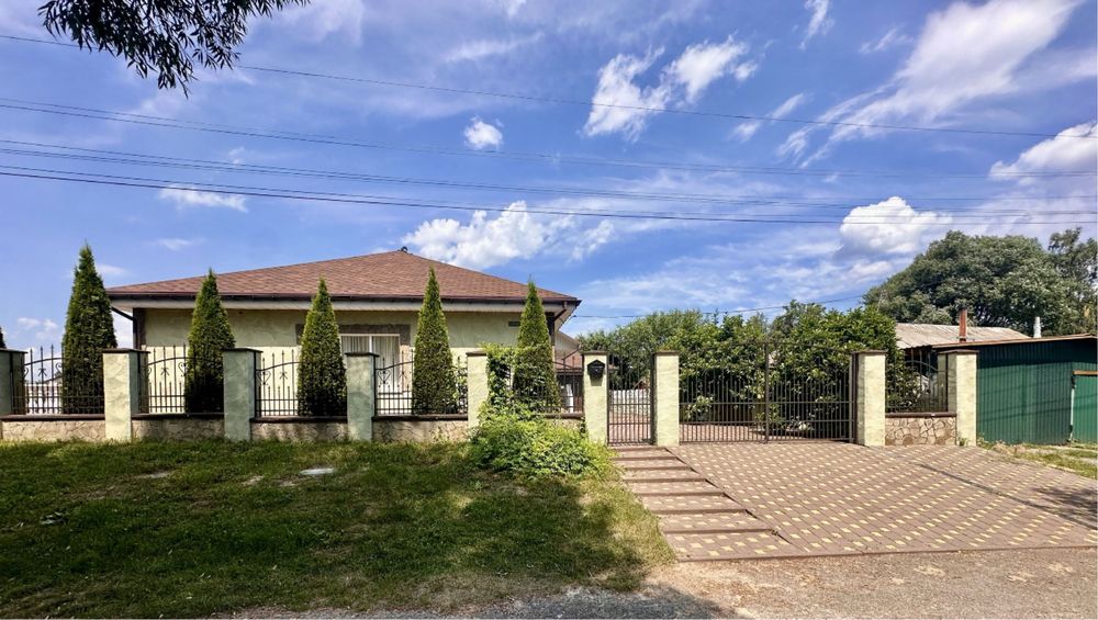 Шикарний маєток Вашої мрії з басейном та ландшафтним дизайном