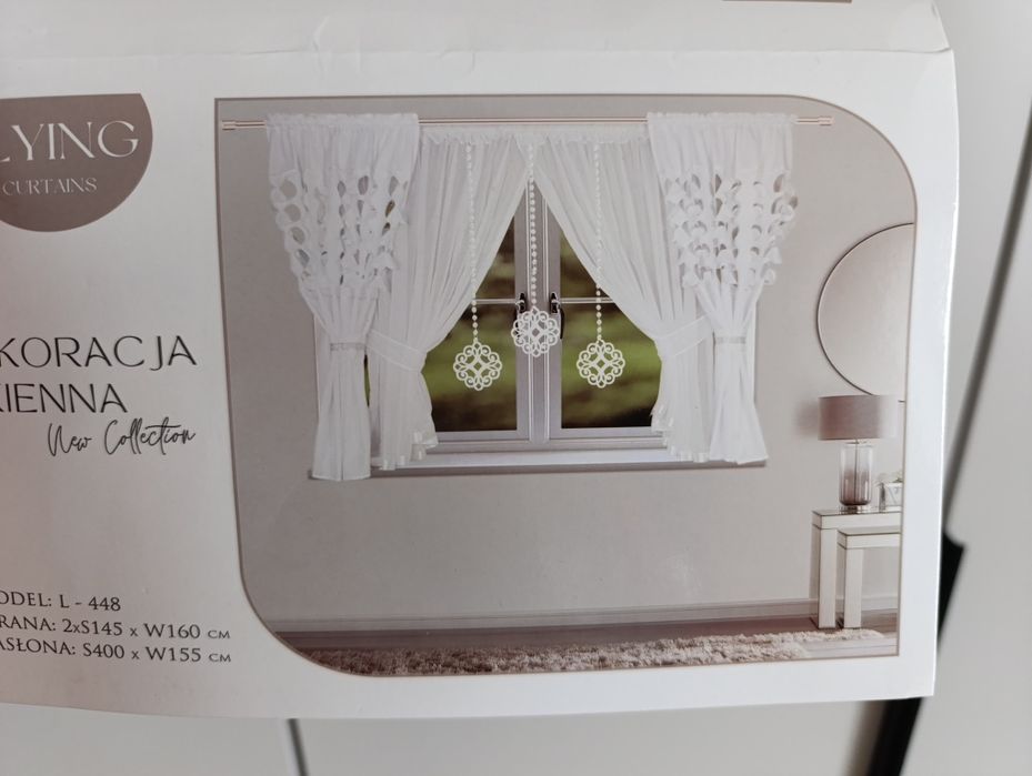 Firana z zasłonami i dekoracjami