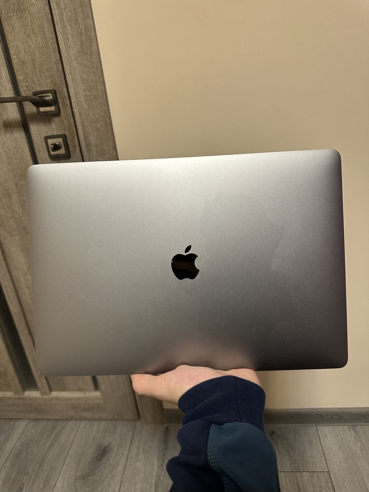 Macbook pro 15 2018 i7 2.2ghz 32/512gb amd pro 555x 4gb