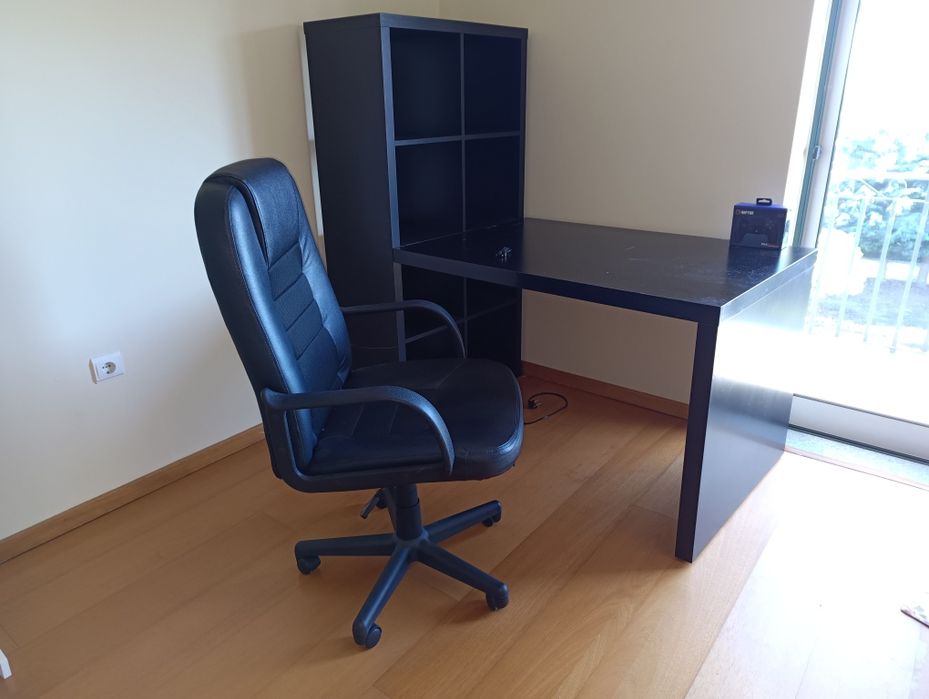 Secretaria com estante kallax ikea e cadeira