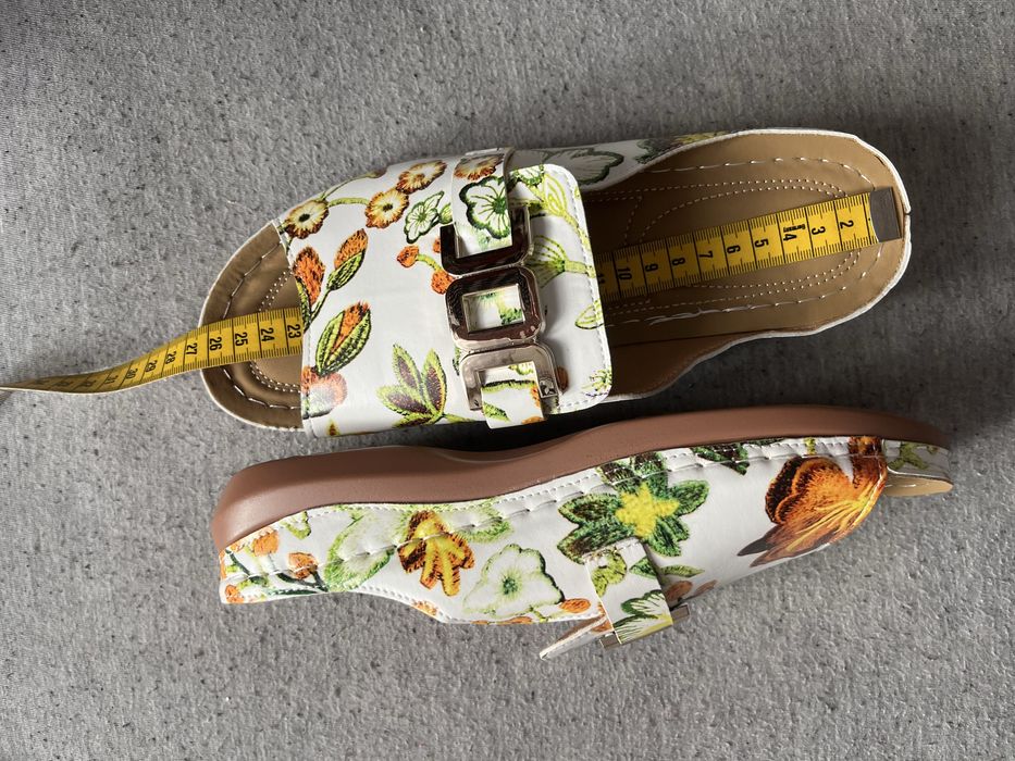 WYPRZEDAŻ  bialo kolorowe klapki damskie ,wkładka 26,5 cm