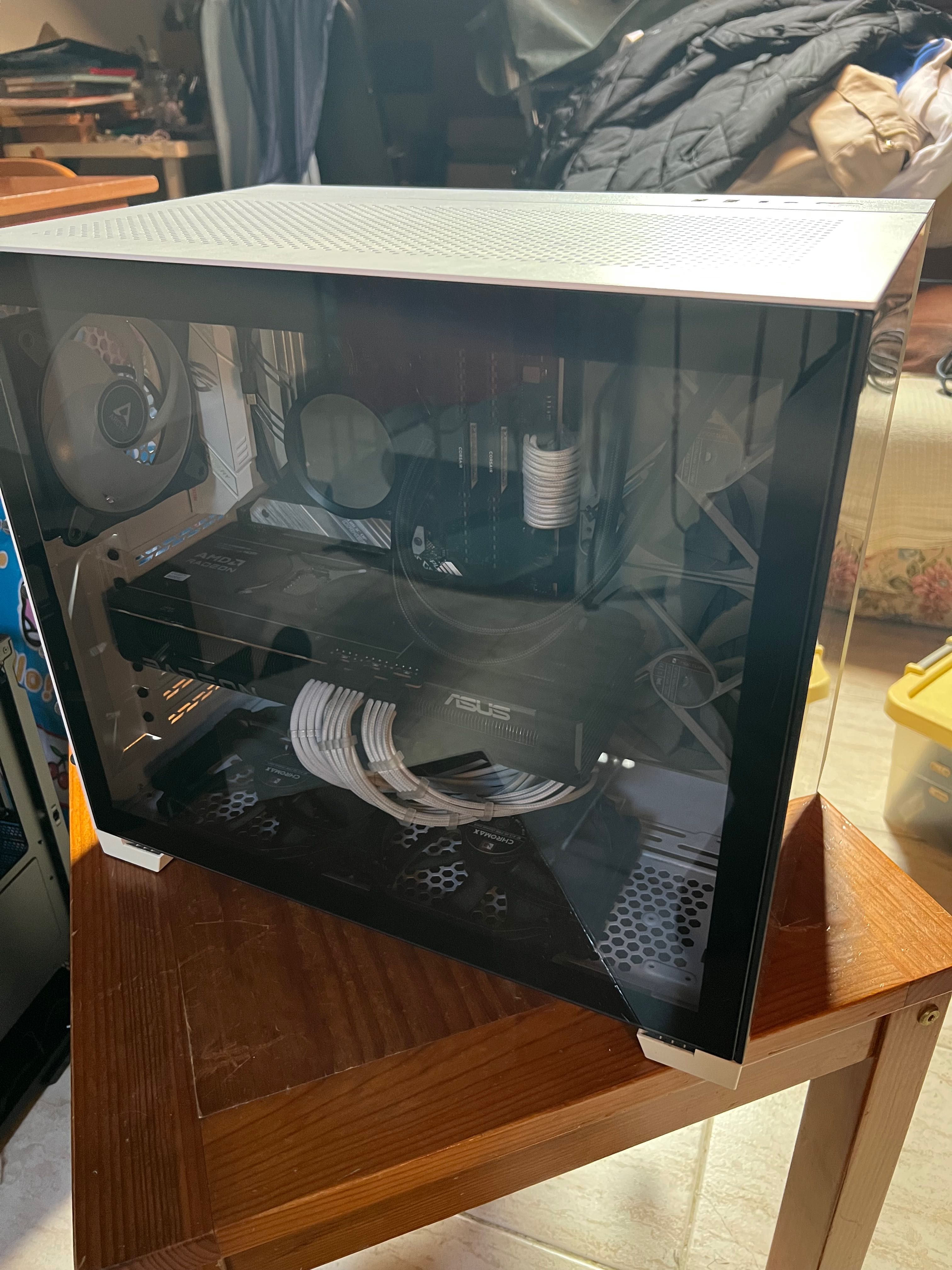 Caixa lian li dynamic mini branca e fonte 800w