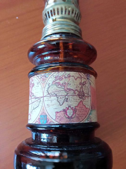 Candeeiro pequeno e pratos fundos