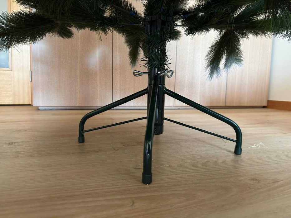 Árvore de natal c/ neve com decorações