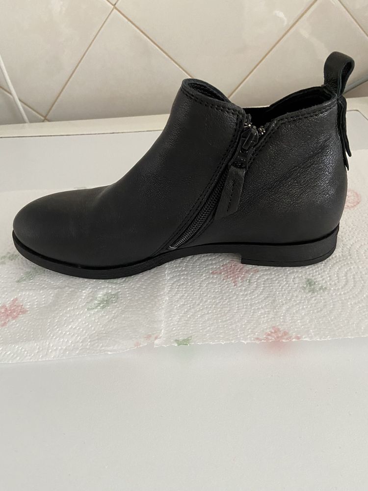 Botins em pele em preto