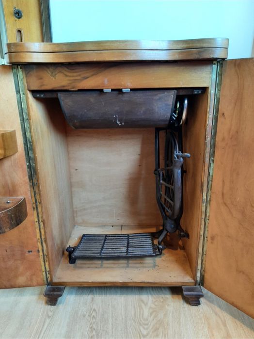 Móvel com máquina de costura Singer