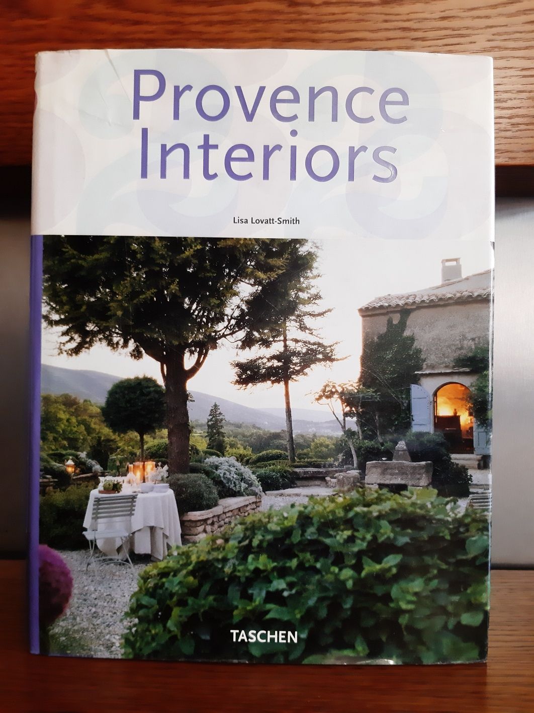 Provence Interiors - Lisa Lovatt-Smith.  Wydawnictwo Taschen
