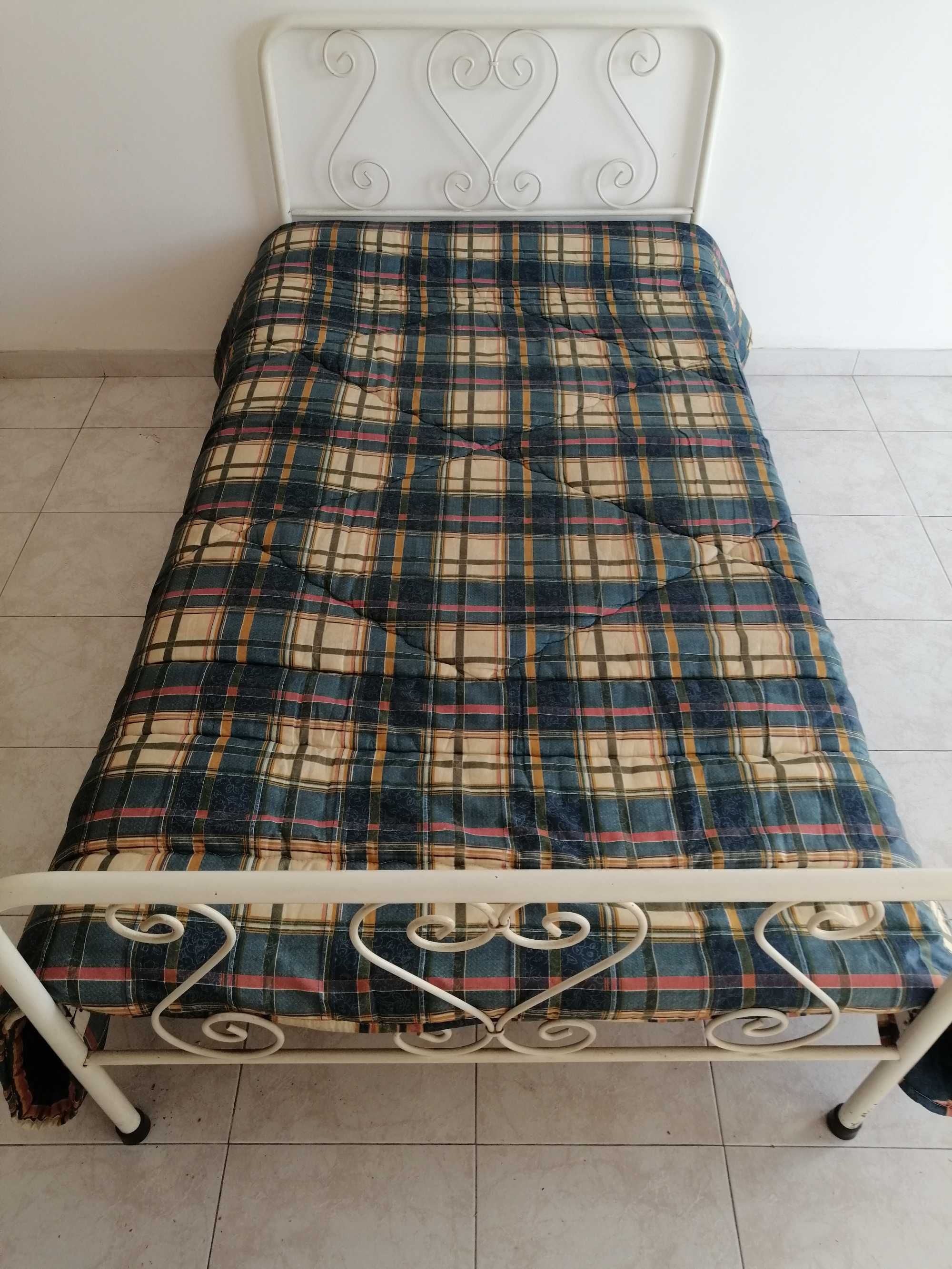 Mobílias, cama, roupeiro e mesas