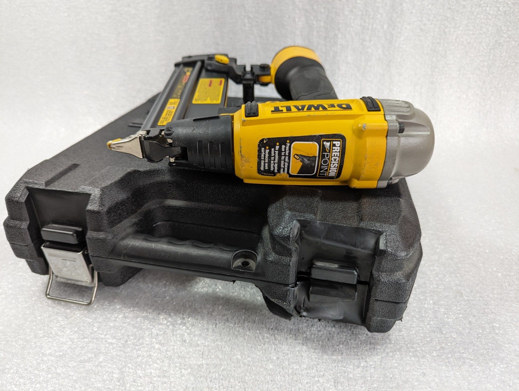 DeWALT DWFP12233 18GA  нейлер пневмопістолет для штіфтів 1,2мм