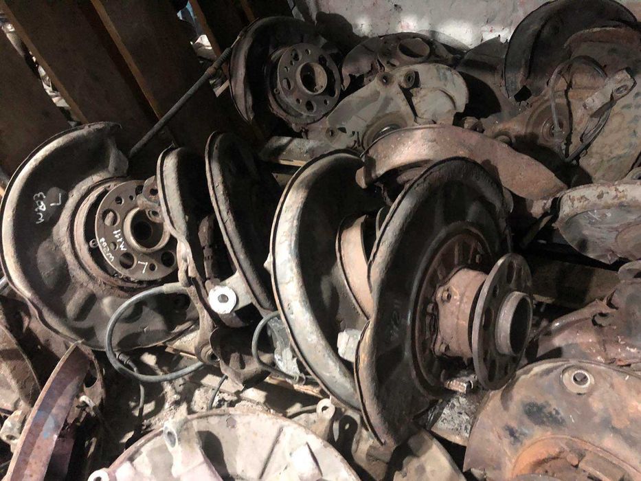 Передні та задні ступиці, кулаки, цапфи Mercedes Benz