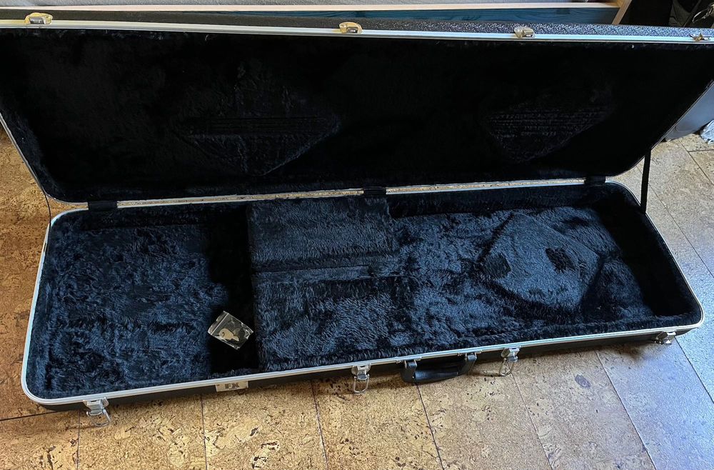 Estojo para baixo/guitarra (Hardcase for bass/guitar)