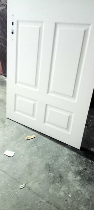 Drzwi wewnętrzne białe.