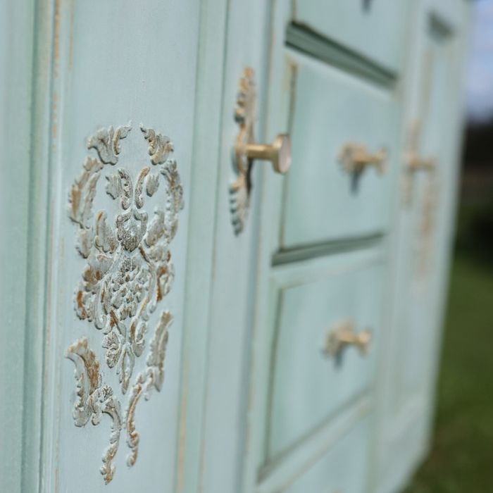 Ręcznie odnowiona komoda drewniana szafka