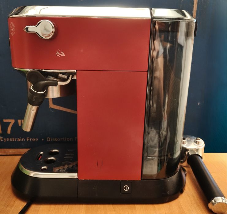 Ekspres kolbowy ciśnieniowy De'Longhi Dedica Style EC685.R