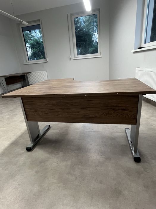 Biurko biurowe z wbudowana szafka zamykana na klucz