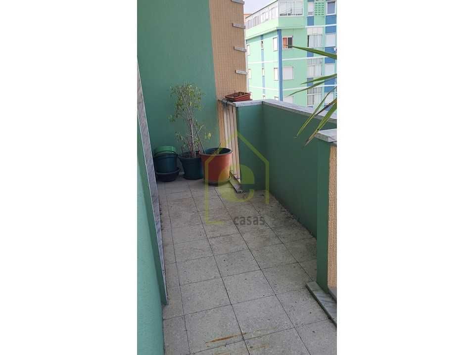 T2 com varanda, em transversal à Av. dos Bons Amigos