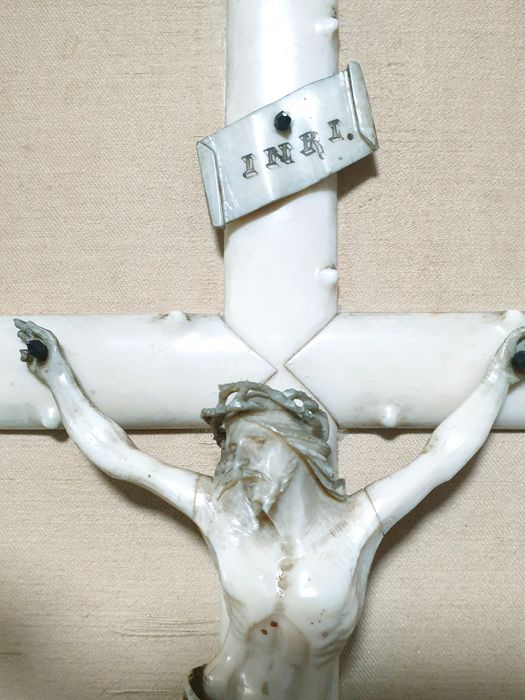 Maravilhoso raro precioso crucifixo esculpido do Sec. XVIII emoldurado