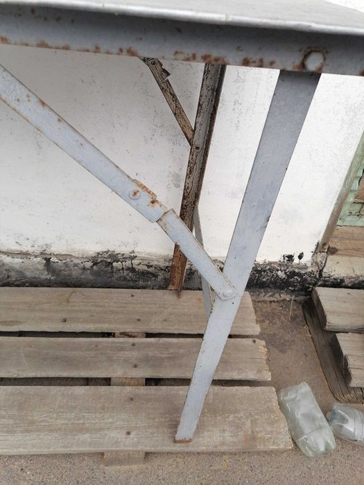 Металевий   стіл