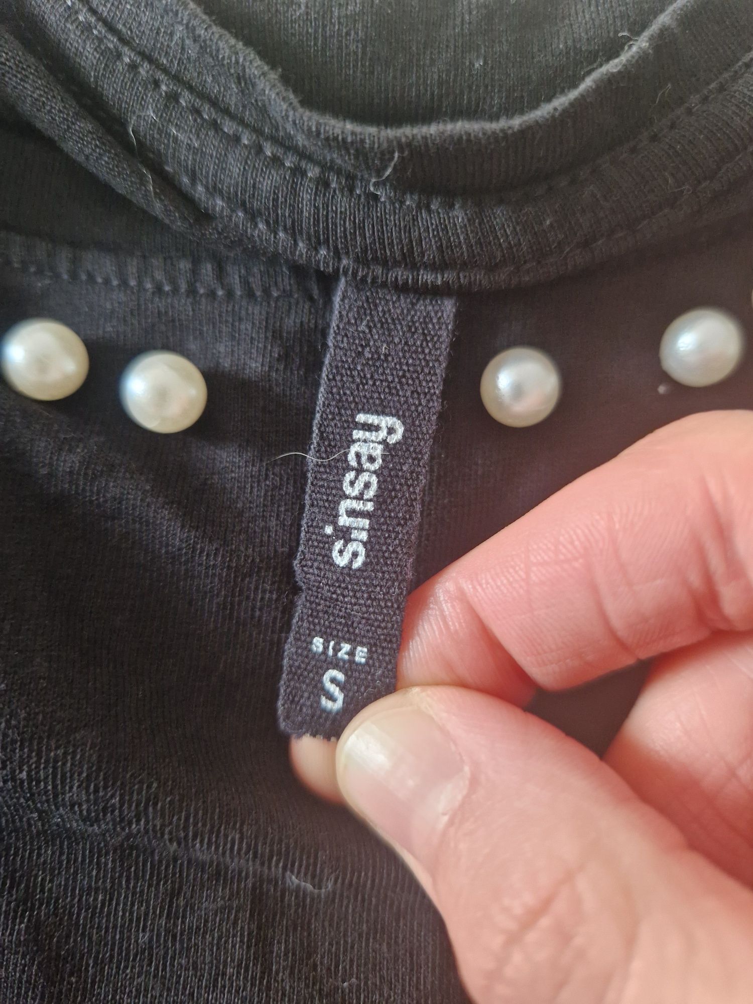 Czarna klasyczna bluzka z perełkami T-shirt crop top sinsay S