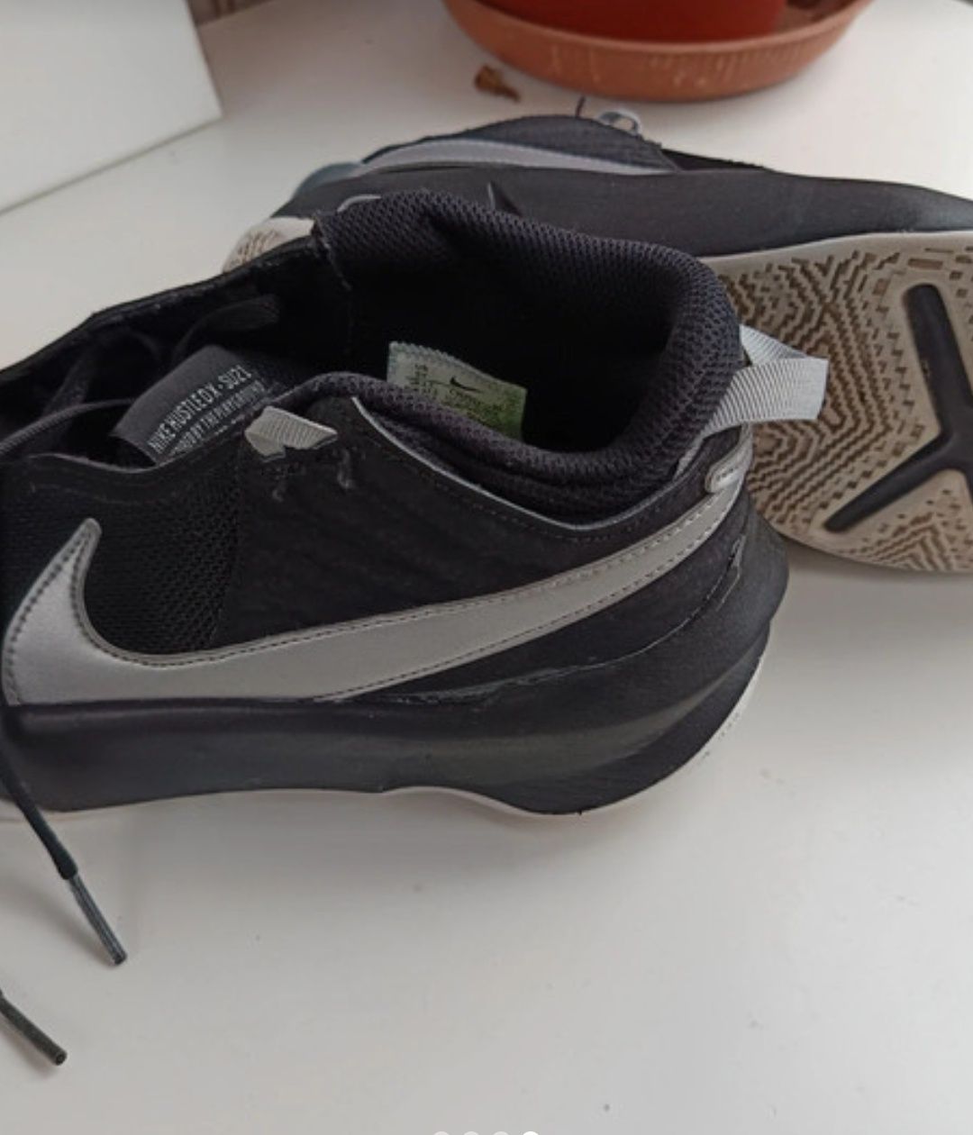 Tênis Nike "Hustle"