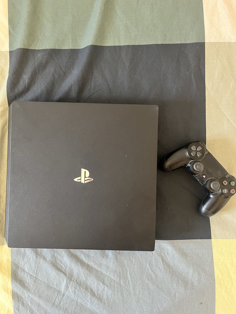 PS4 Pro em ótimas condições + Comando PS4