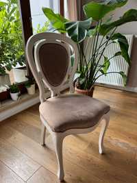 Stylowe eleganckie krzesła shabby z szarym materiałem