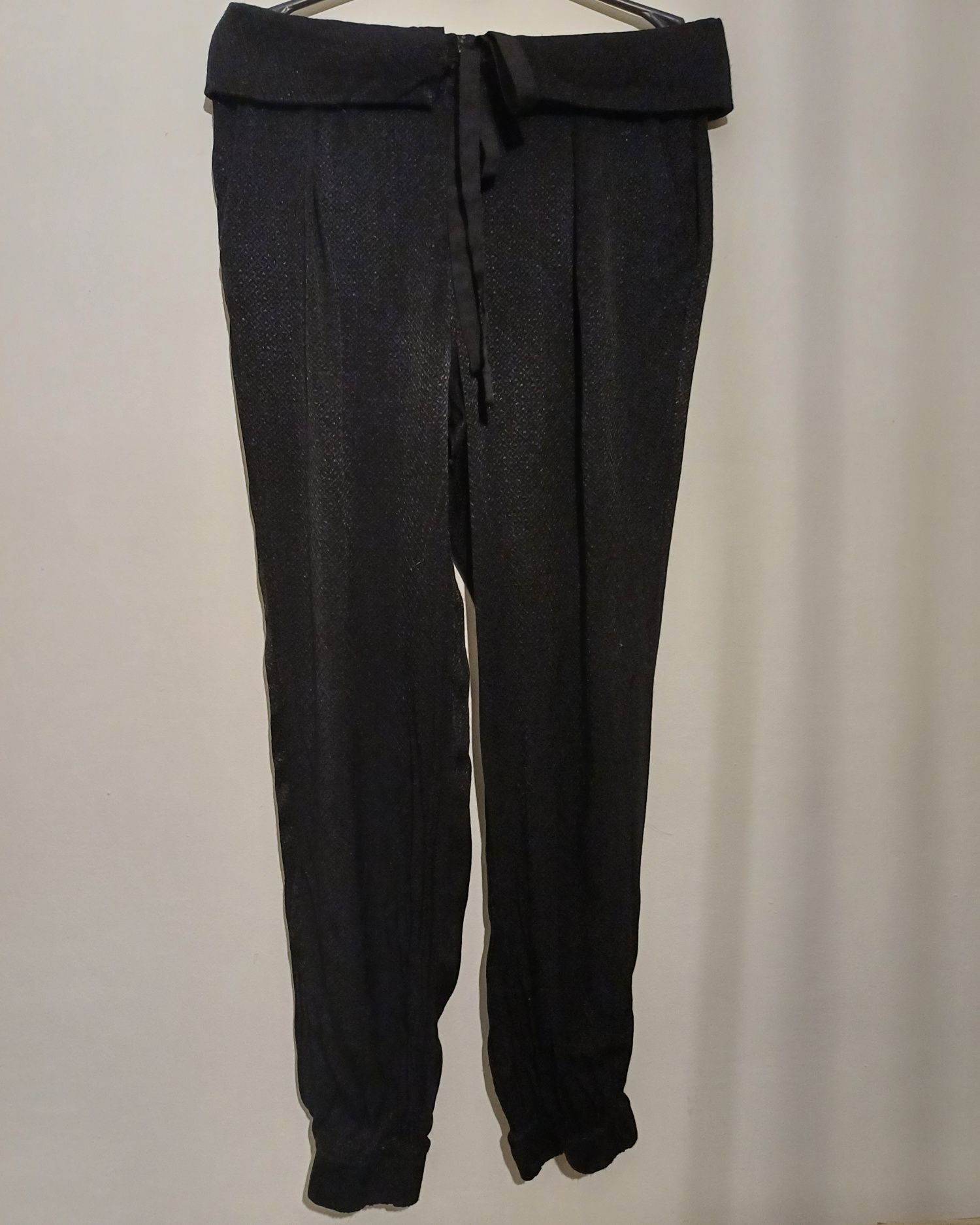 Czarne spodnie z mieniącym wzorem