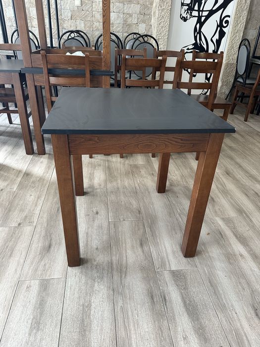 Diversas Mesas e bancos