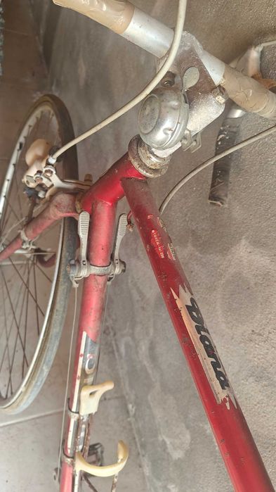 Bicicleta ciclismo antiga com mais 50 anos para restaurar