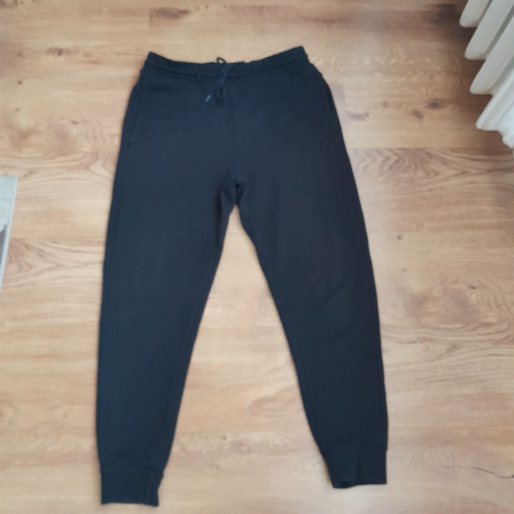 Czarne dresowe joggery Cropp regular rozm. S