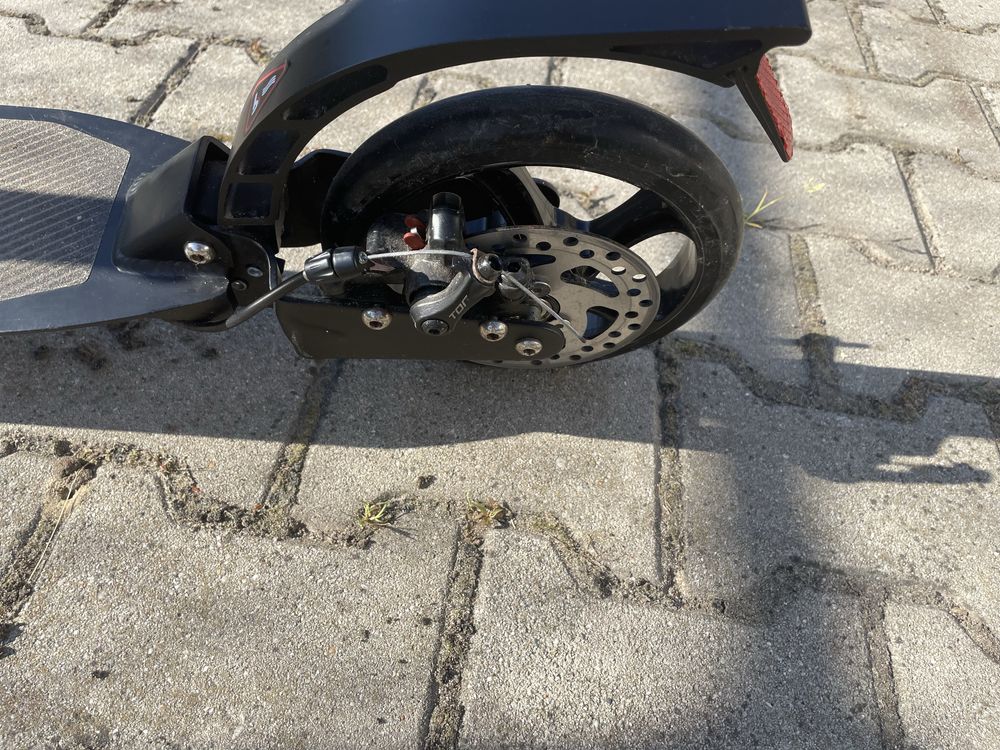 Hulajnoga Spokey z hamulcem tarczowym.