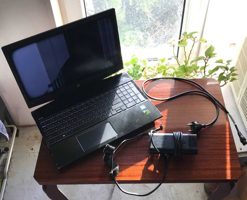 HP Gaming Pavilion 15 GTX 1050 Ti i5-8300H M.2 256 GB Windows 10 Pro