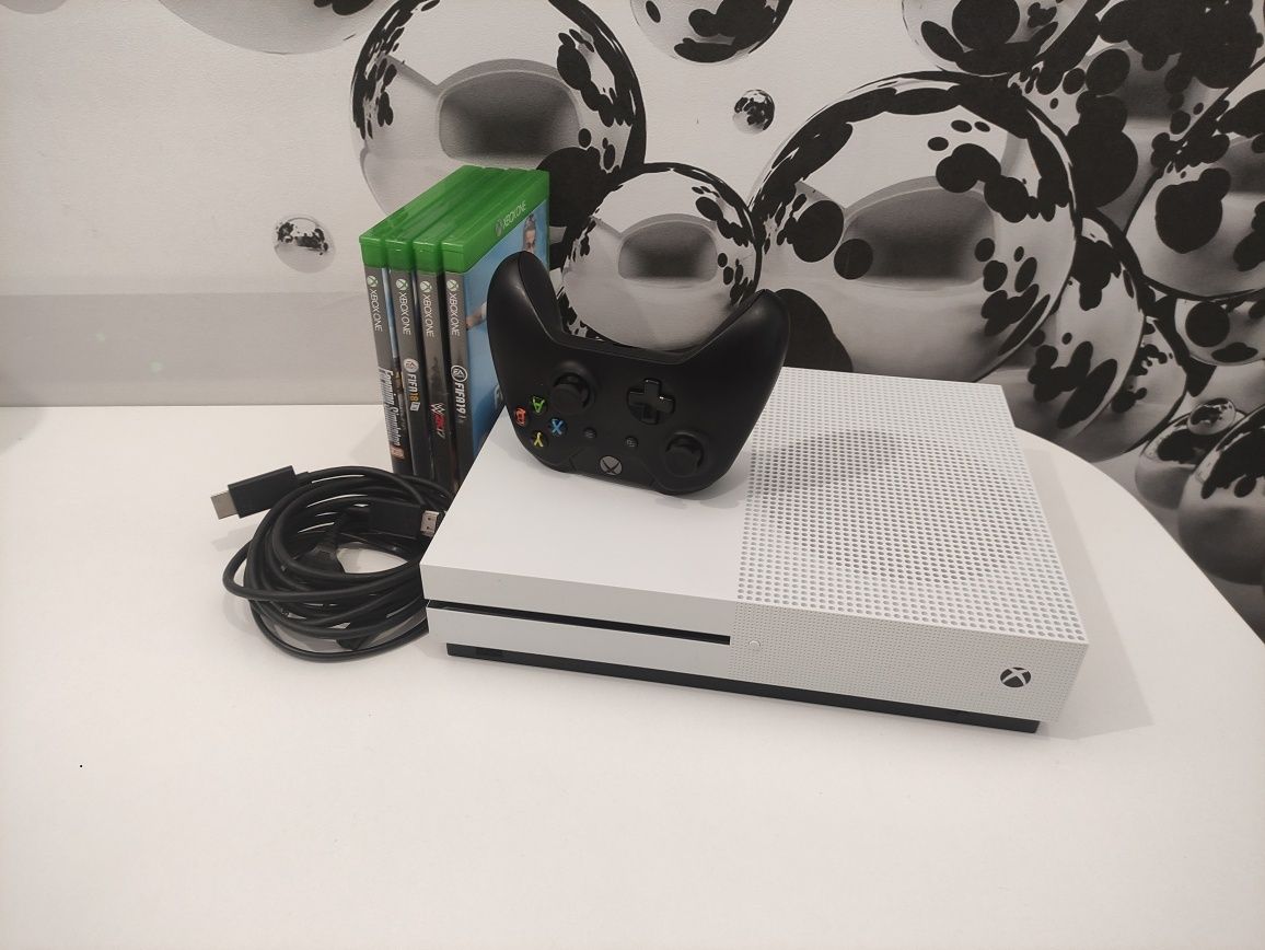 Xbox One S 500gb + 4 диски