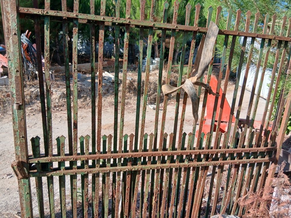 Portão  antigo em ferro