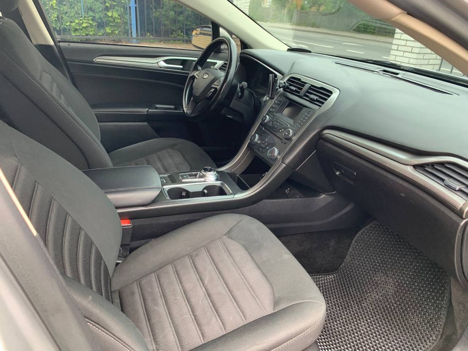 Автомобіль Ford Fusion SE