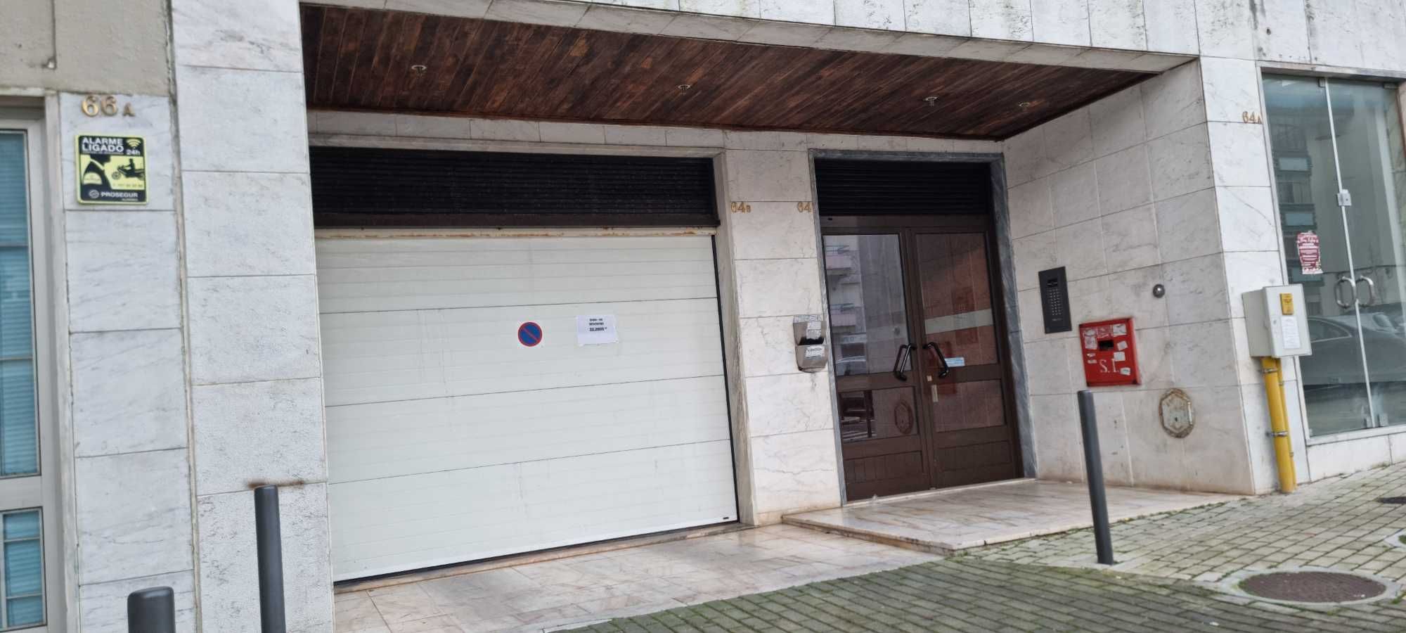 Garagem a 150 m da estação da reboleira