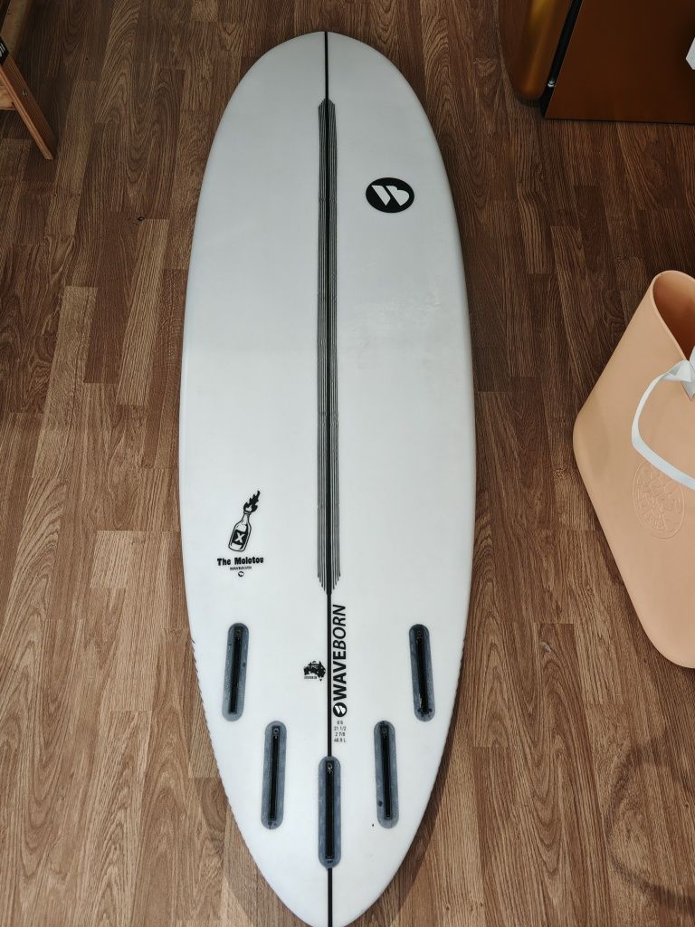 Prancha de Surf Waveborn The Molotov 6'6 + Quilhas + Deck | 350€