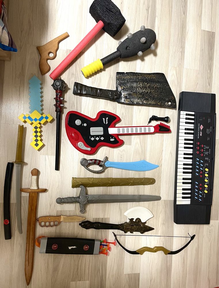 Продам гитару, синтезатор, детское оружие,  машины, др. Игрушки!